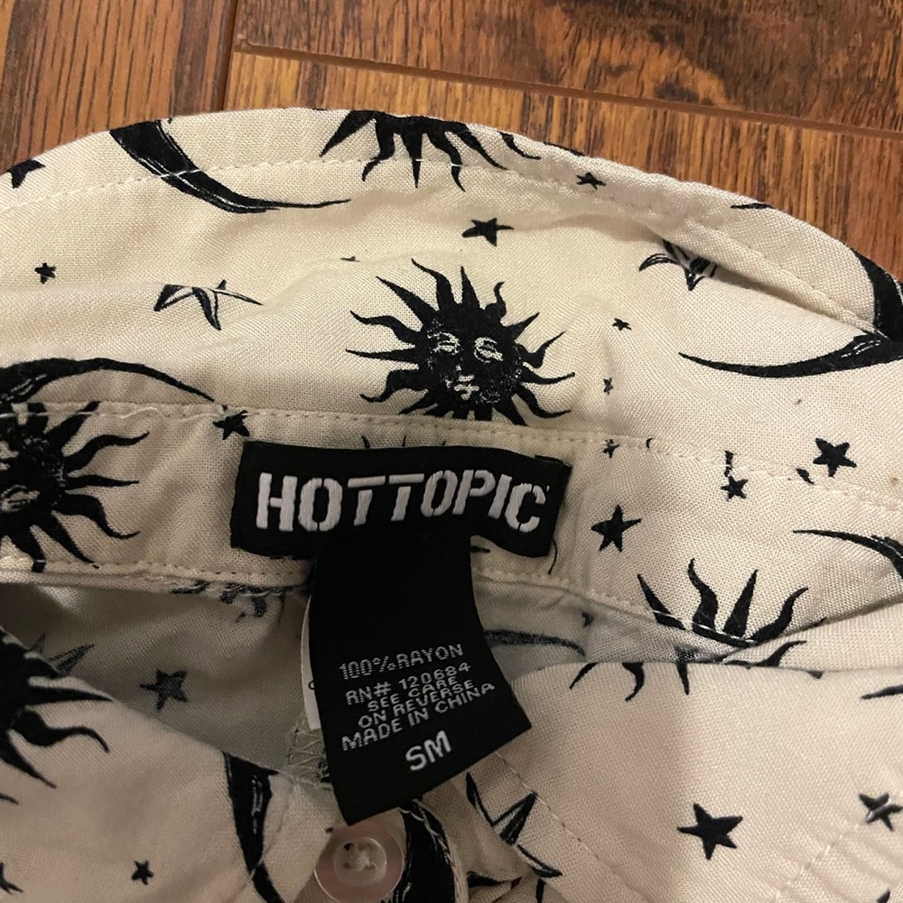 Hot topic button up - Picture 2 of 3